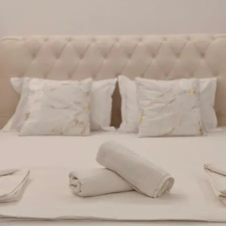 White Titanic Sunshine Apartment