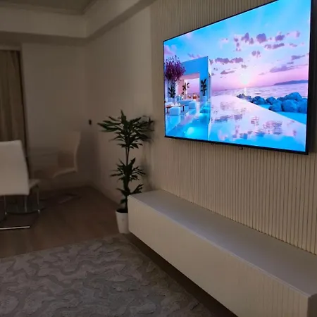 White Titanic Sunshine Apartment *