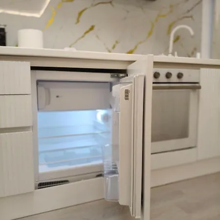 White Titanic Sunshine Apartment *