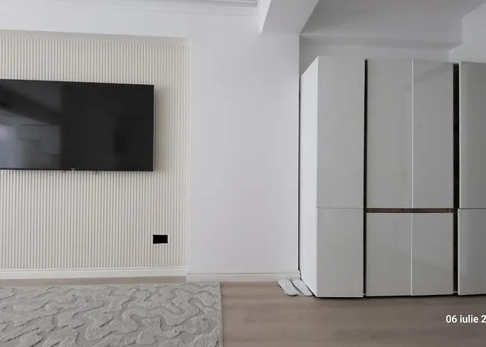 White Titanic Sunshine