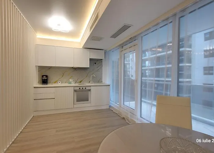 White Titanic Sunshine Navodari